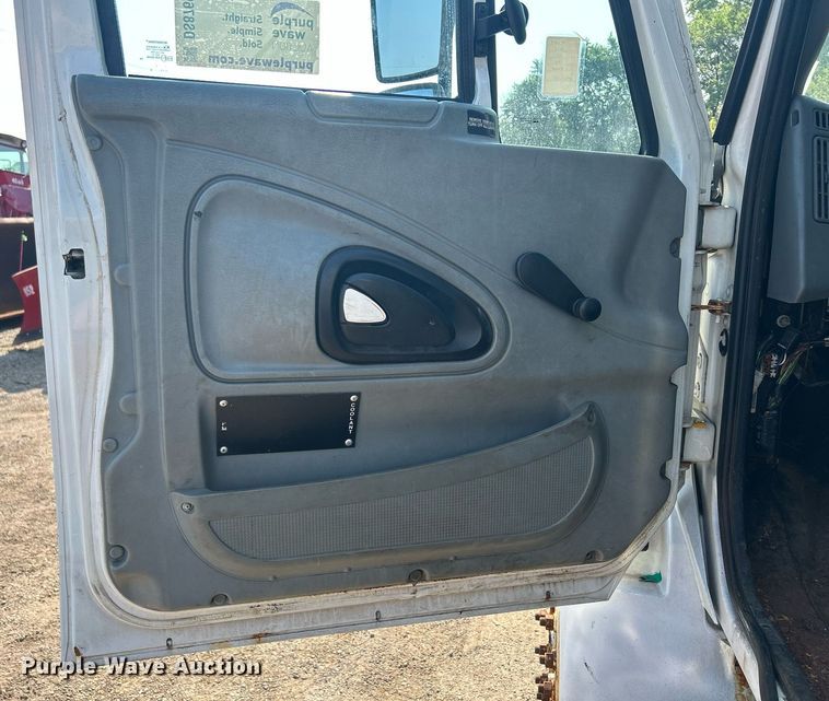 image for item DS8769 2005 International 4300  de-icer truck