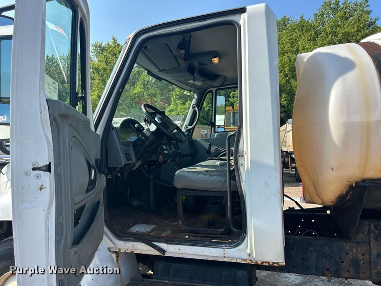 image for item DS8769 2005 International 4300  de-icer truck