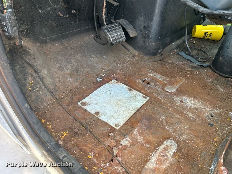 image for item DS8769 2005 International 4300  de-icer truck