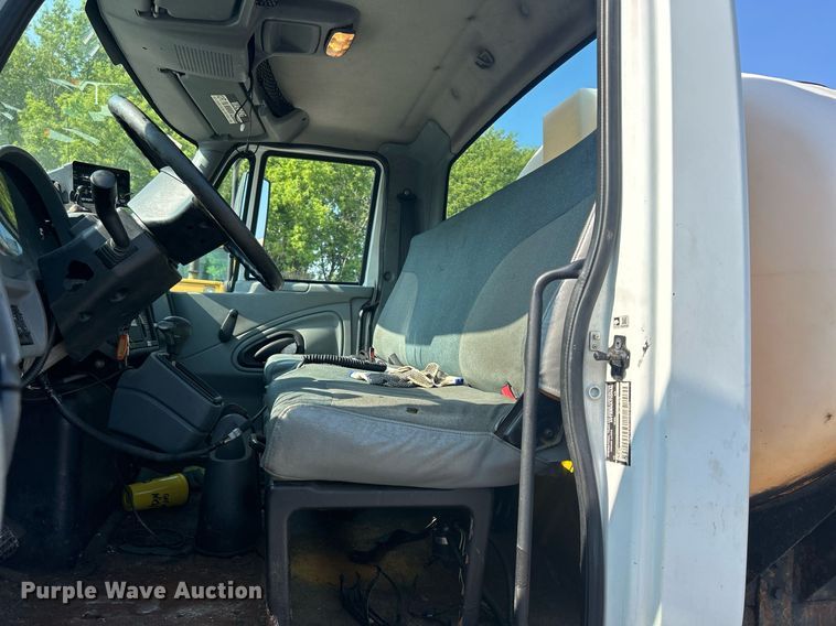 image for item DS8769 2005 International 4300  de-icer truck