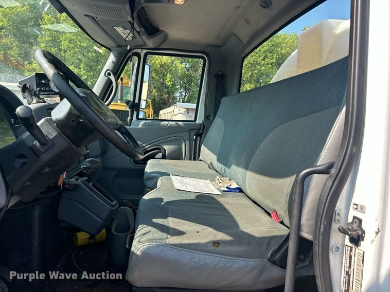 image for item DS8769 2005 International 4300  de-icer truck