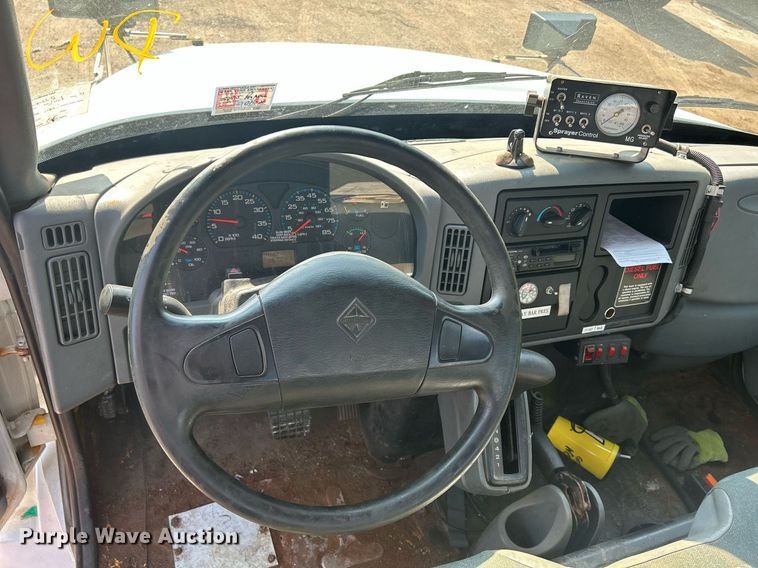 image for item DS8769 2005 International 4300  de-icer truck