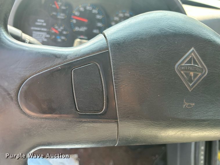 image for item DS8769 2005 International 4300  de-icer truck