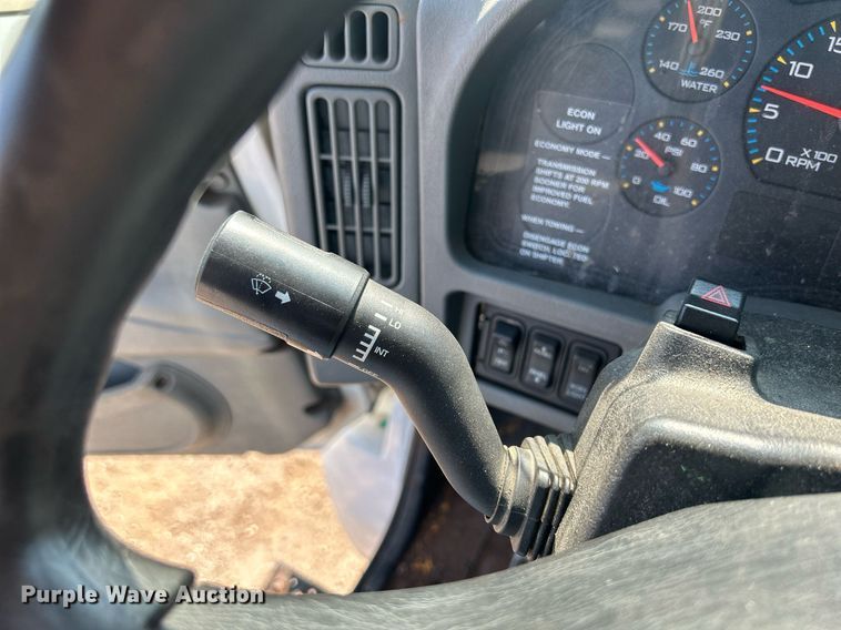 image for item DS8769 2005 International 4300  de-icer truck