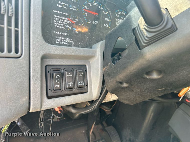 image for item DS8769 2005 International 4300  de-icer truck