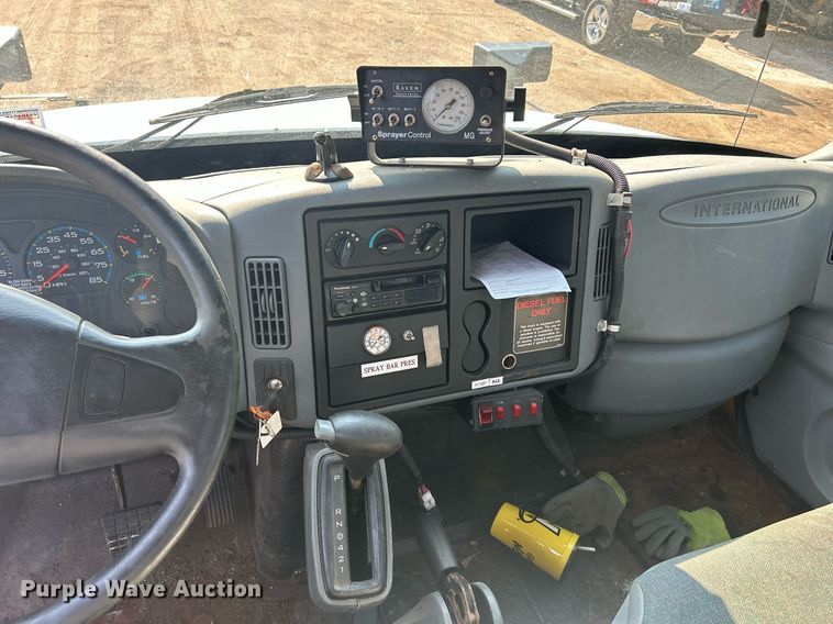 image for item DS8769 2005 International 4300  de-icer truck