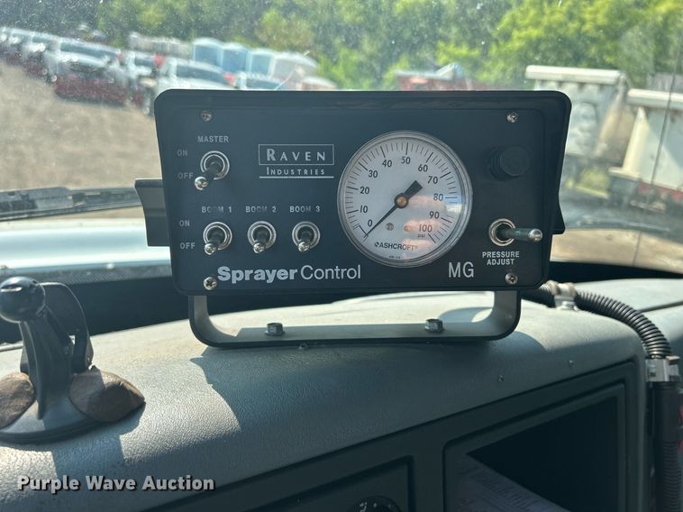 image for item DS8769 2005 International 4300  de-icer truck