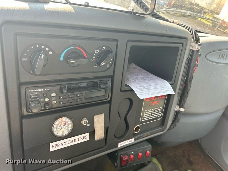 image for item DS8769 2005 International 4300  de-icer truck