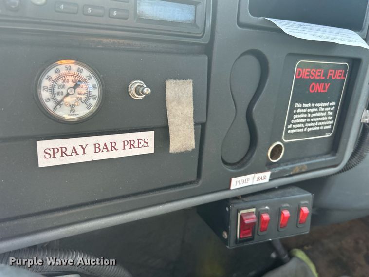 image for item DS8769 2005 International 4300  de-icer truck