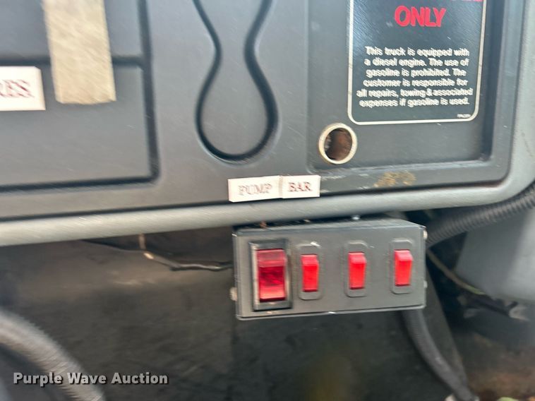 image for item DS8769 2005 International 4300  de-icer truck