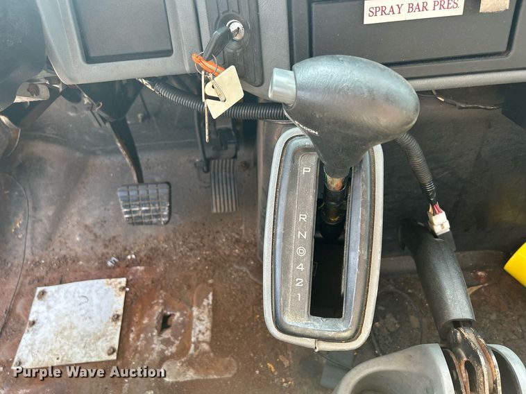 image for item DS8769 2005 International 4300  de-icer truck