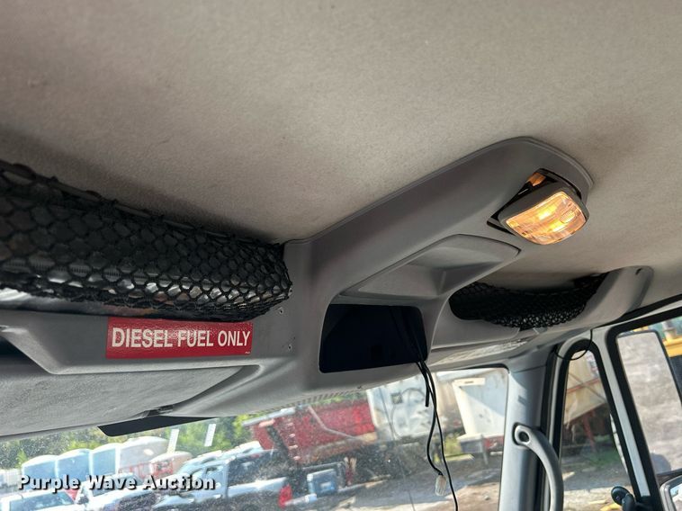 image for item DS8769 2005 International 4300  de-icer truck