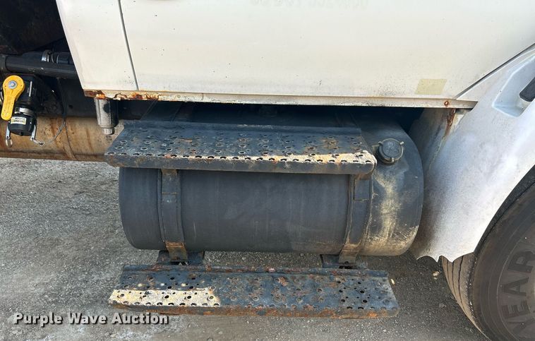 image for item DS8769 2005 International 4300  de-icer truck