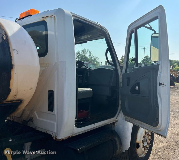 image for item DS8769 2005 International 4300  de-icer truck