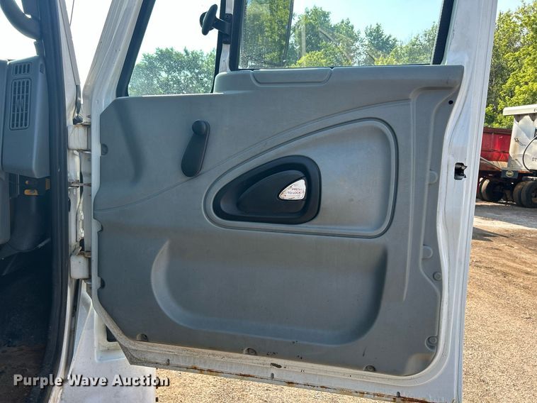 image for item DS8769 2005 International 4300  de-icer truck