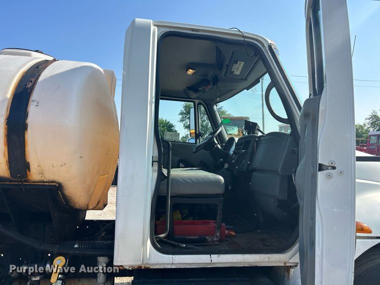 image for item DS8769 2005 International 4300  de-icer truck