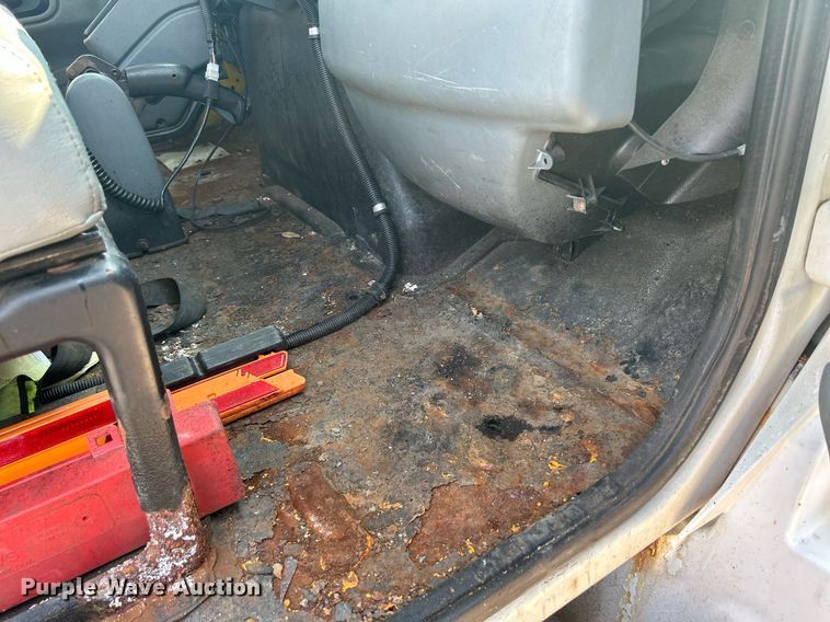 image for item DS8769 2005 International 4300  de-icer truck