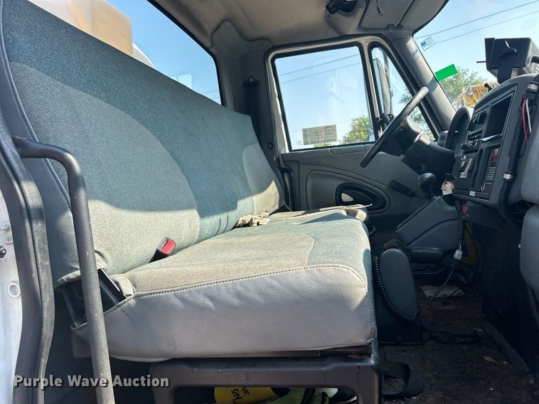 image for item DS8769 2005 International 4300  de-icer truck