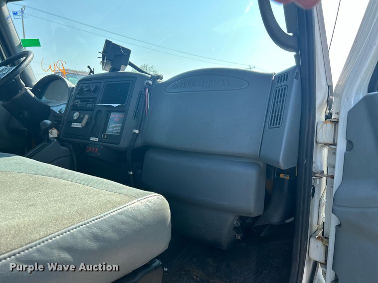 image for item DS8769 2005 International 4300  de-icer truck