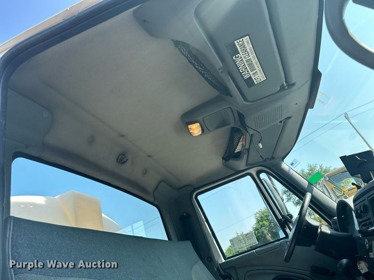 image for item DS8769 2005 International 4300  de-icer truck