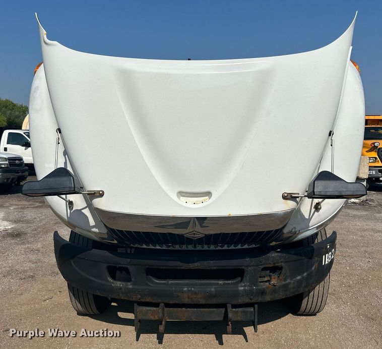 image for item DS8769 2005 International 4300  de-icer truck