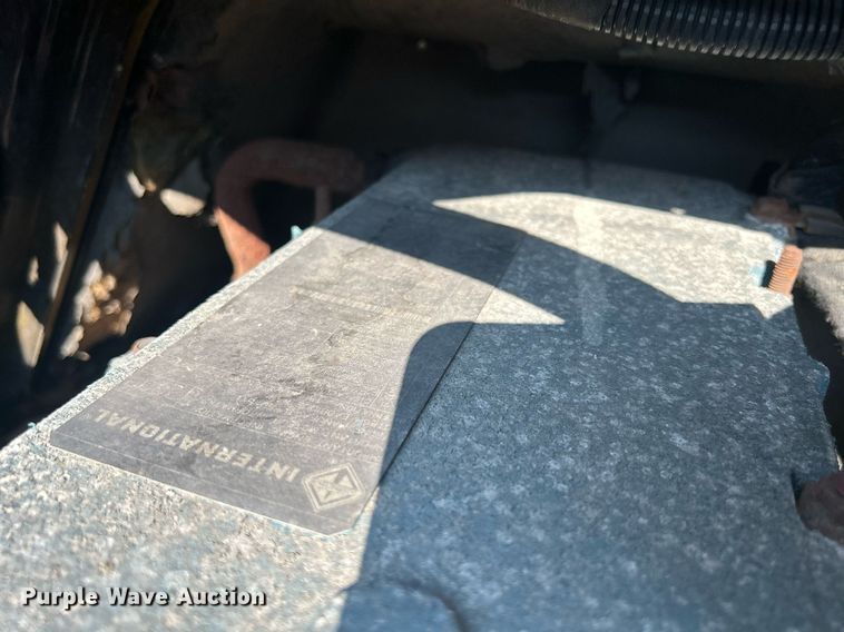 image for item DS8769 2005 International 4300  de-icer truck