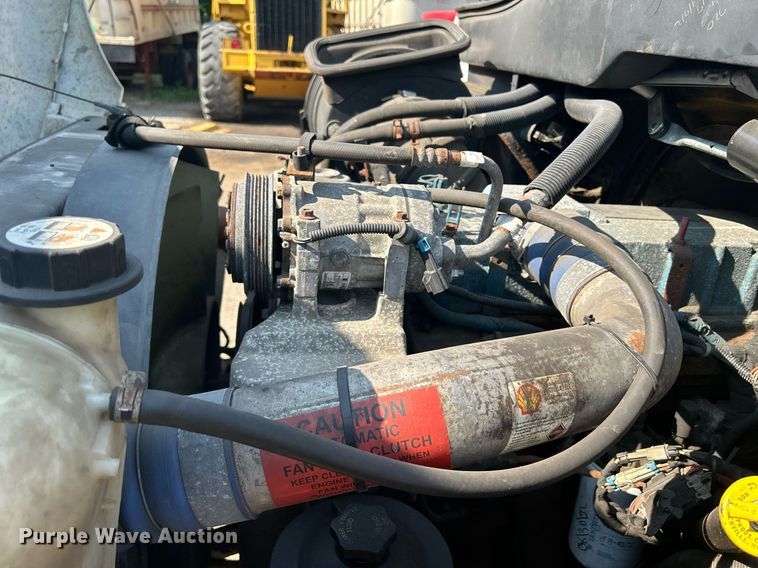 image for item DS8769 2005 International 4300  de-icer truck