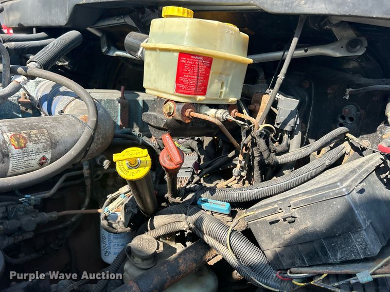 image for item DS8769 2005 International 4300  de-icer truck