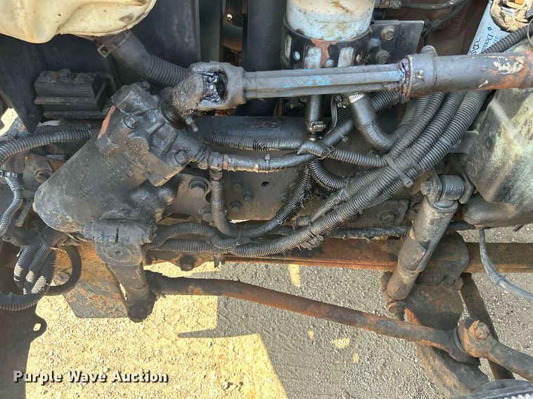 image for item DS8769 2005 International 4300  de-icer truck