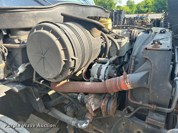 image for item DS8769 2005 International 4300  de-icer truck