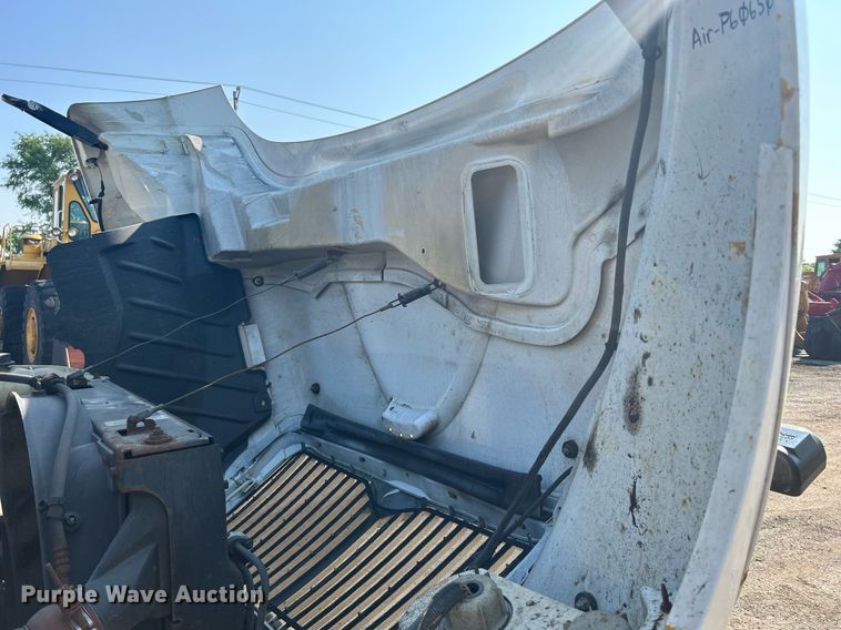 image for item DS8769 2005 International 4300  de-icer truck