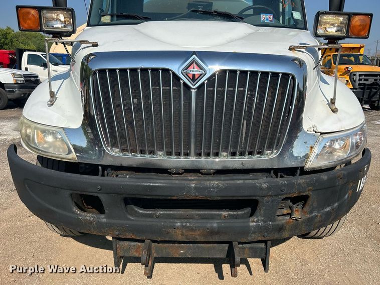 image for item DS8769 2005 International 4300  de-icer truck