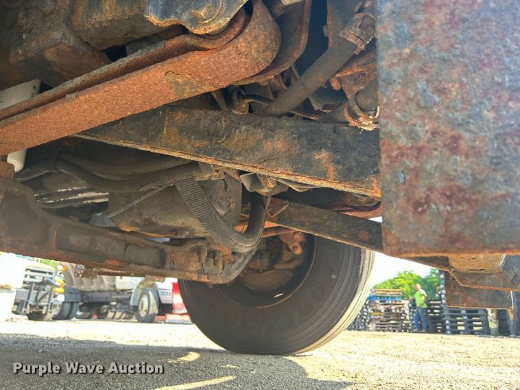 image for item DS8769 2005 International 4300  de-icer truck