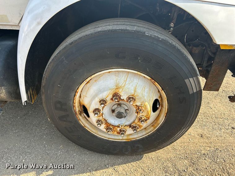 image for item DS8769 2005 International 4300  de-icer truck