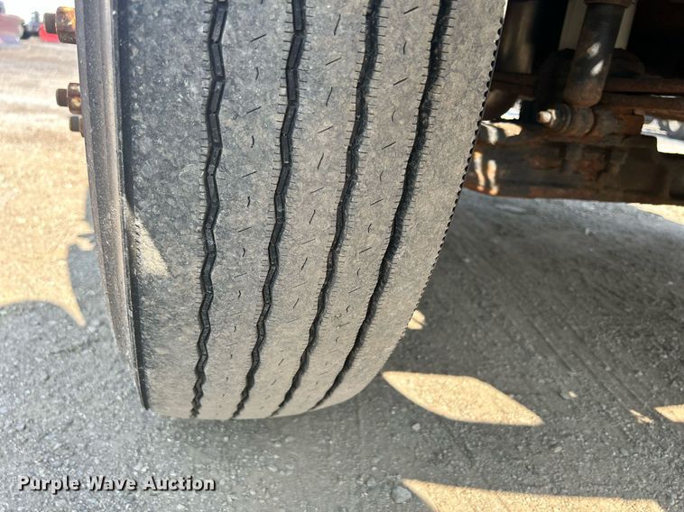 image for item DS8769 2005 International 4300  de-icer truck