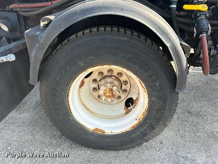 image for item DS8769 2005 International 4300  de-icer truck