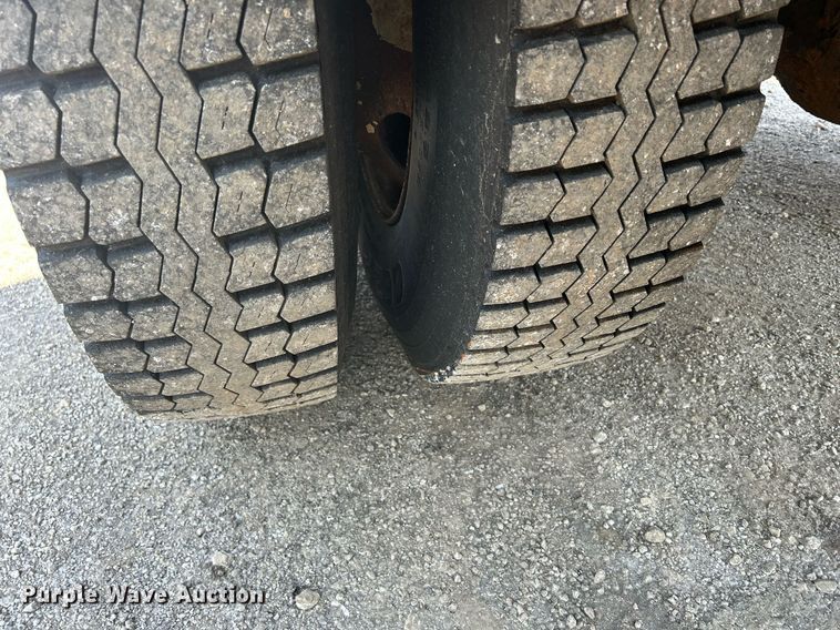 image for item DS8769 2005 International 4300  de-icer truck