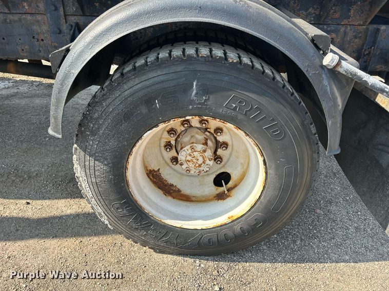 image for item DS8769 2005 International 4300  de-icer truck