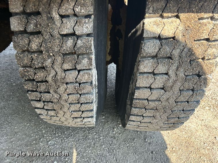 image for item DS8769 2005 International 4300  de-icer truck