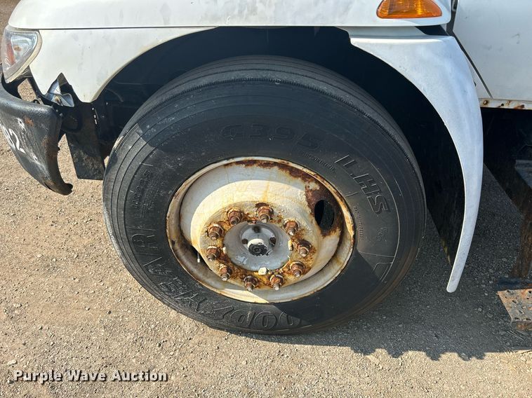 image for item DS8769 2005 International 4300  de-icer truck