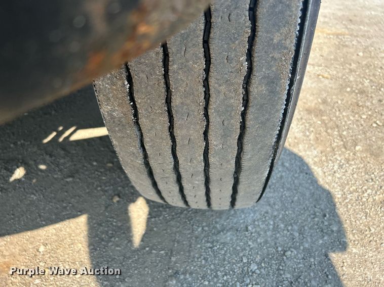 image for item DS8769 2005 International 4300  de-icer truck