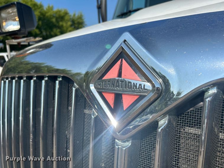 image for item DS8769 2005 International 4300  de-icer truck