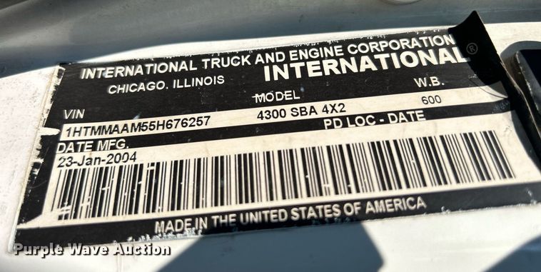 image for item DS8769 2005 International 4300  de-icer truck