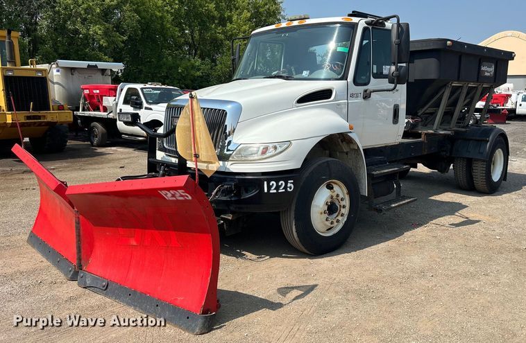 image for item DS8770 2013 International DuraStar 4300  spreader truck