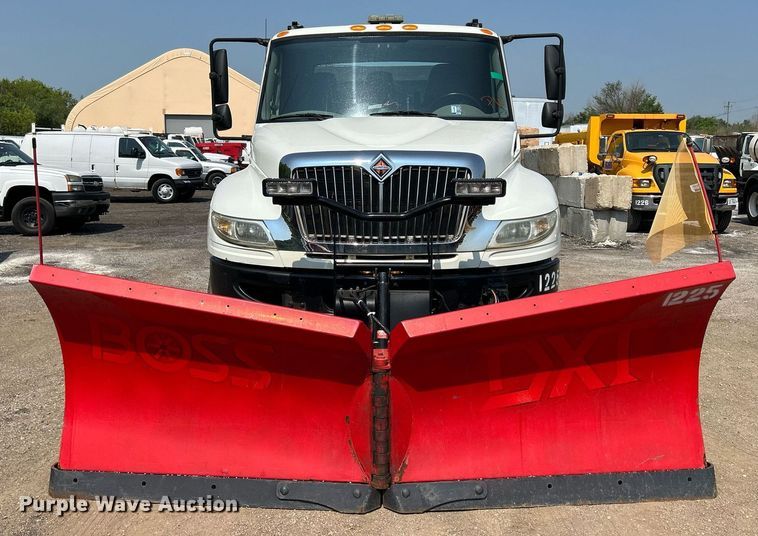 image for item DS8770 2013 International DuraStar 4300  spreader truck