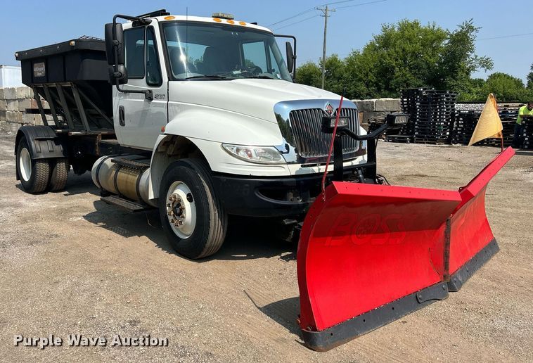 image for item DS8770 2013 International DuraStar 4300  spreader truck