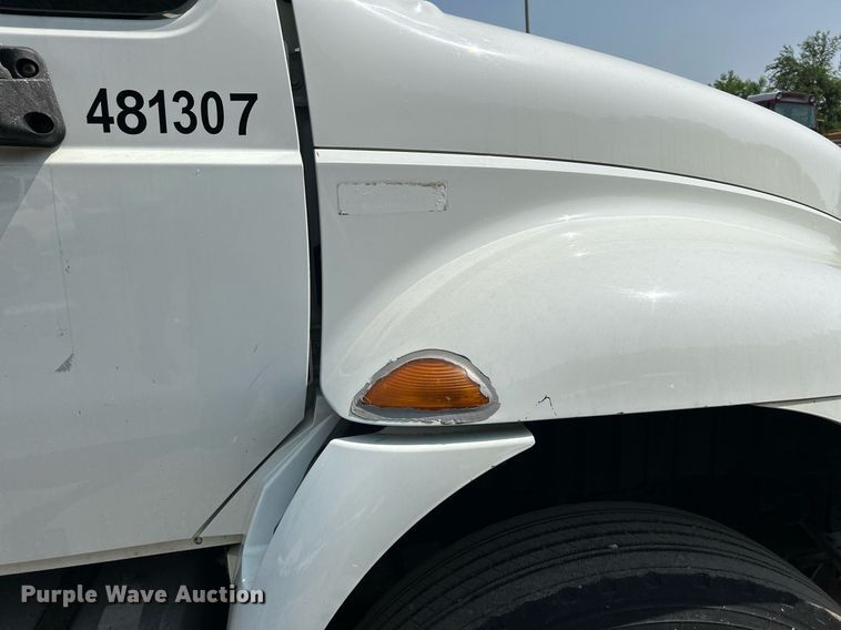 image for item DS8770 2013 International DuraStar 4300  spreader truck