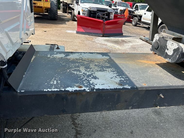 image for item DS8770 2013 International DuraStar 4300  spreader truck