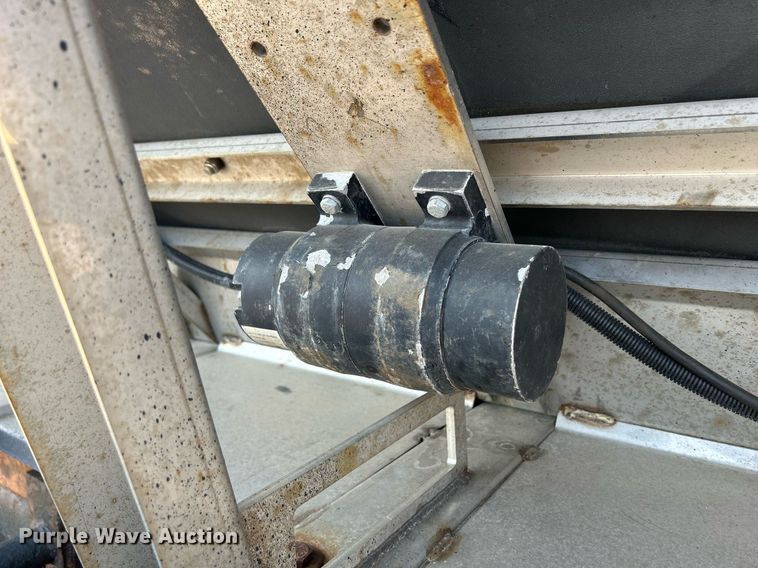 image for item DS8770 2013 International DuraStar 4300  spreader truck