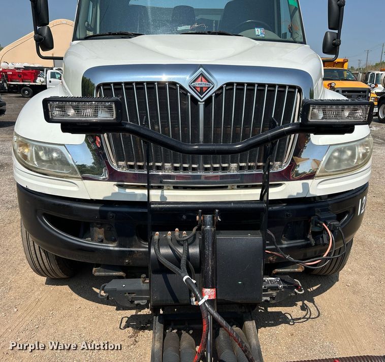 image for item DS8770 2013 International DuraStar 4300  spreader truck